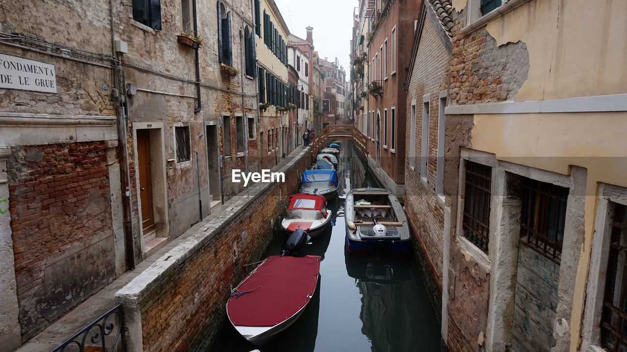 PANORAMIC SHOT OF BOATS ON BUILDINGS