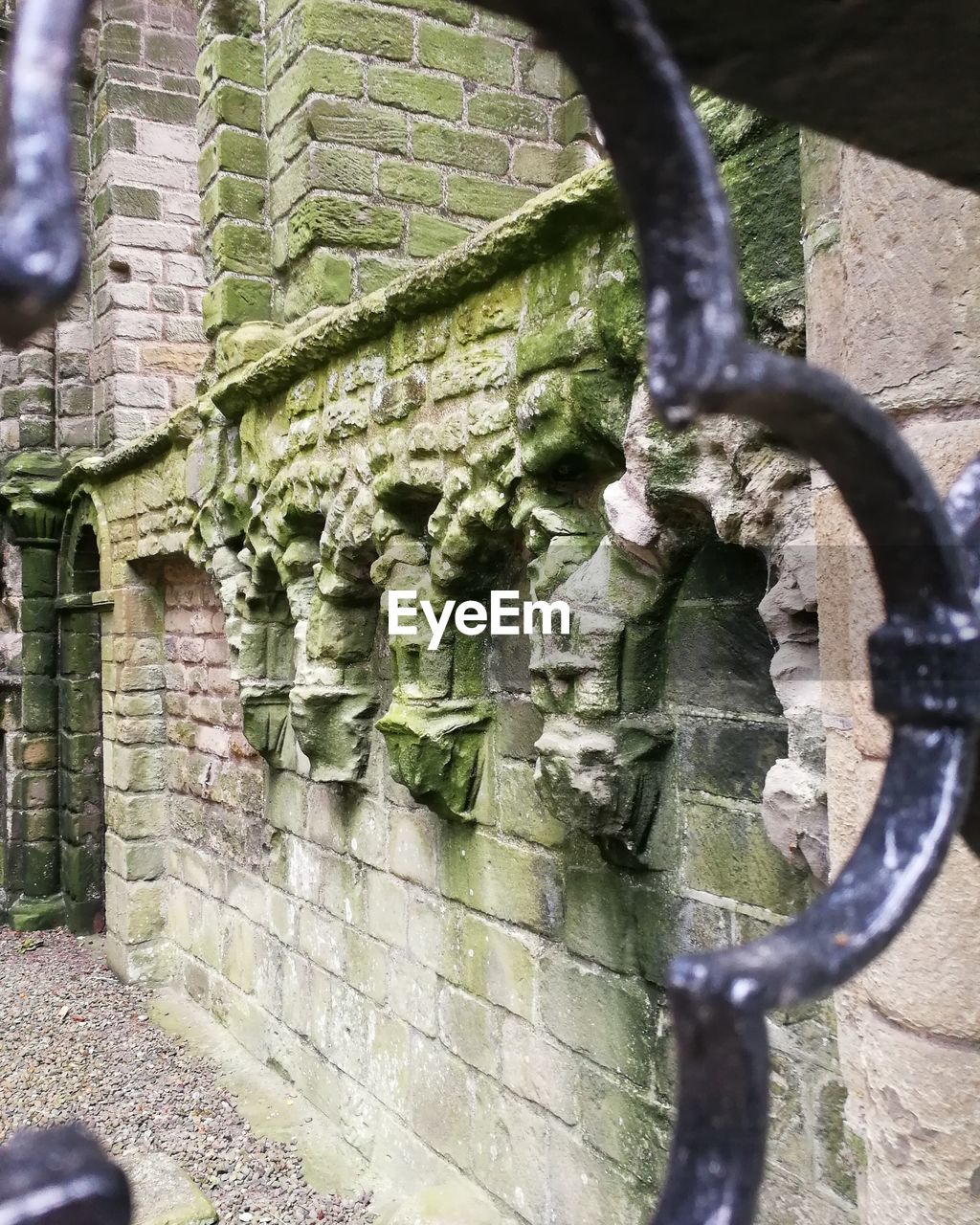 CLOSE-UP OF BRICK WALL WITH STONE