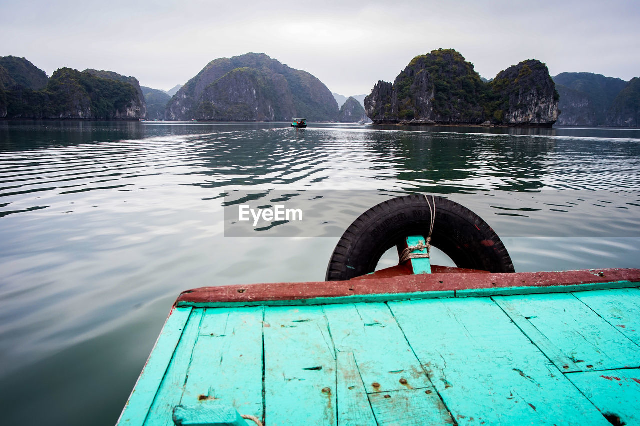 SCENIC VIEW OF SEA AGAINST MOUNTAIN