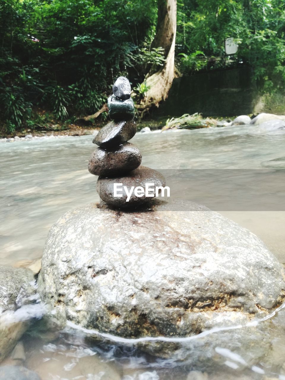 CLOSE-UP OF FOUNTAIN ON ROCK