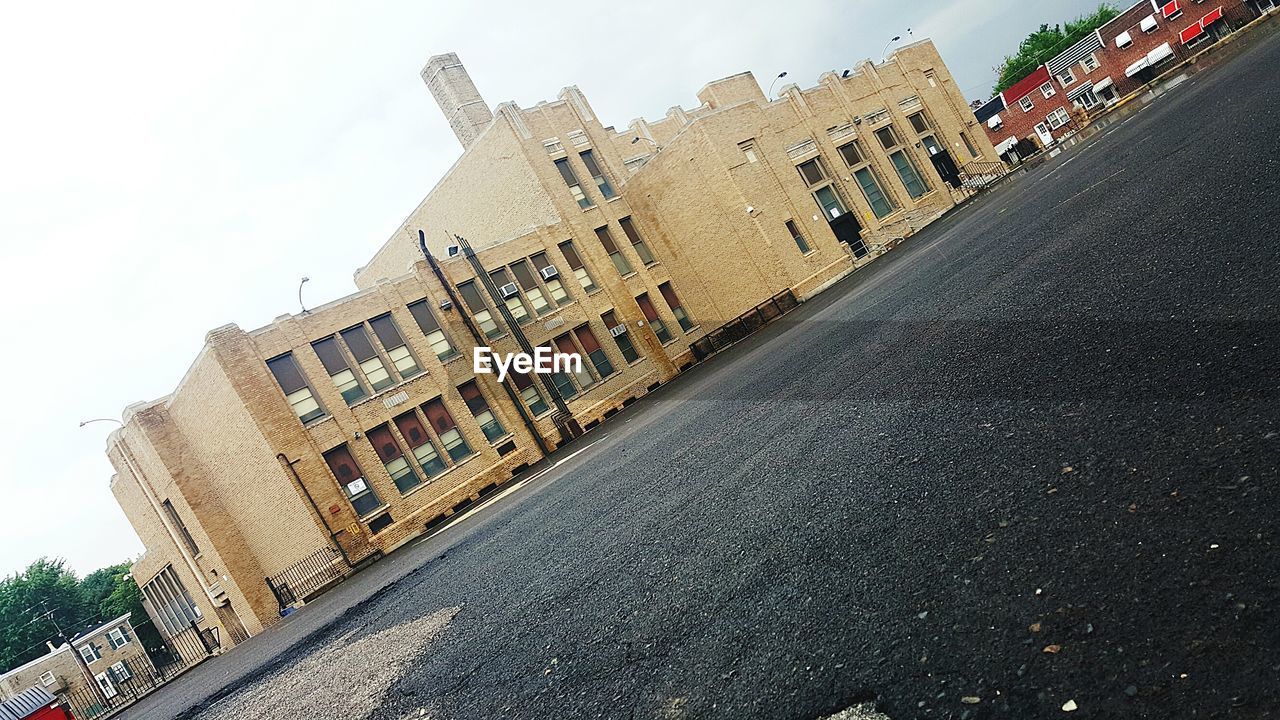 LOW ANGLE VIEW OF BUILDINGS IN CITY