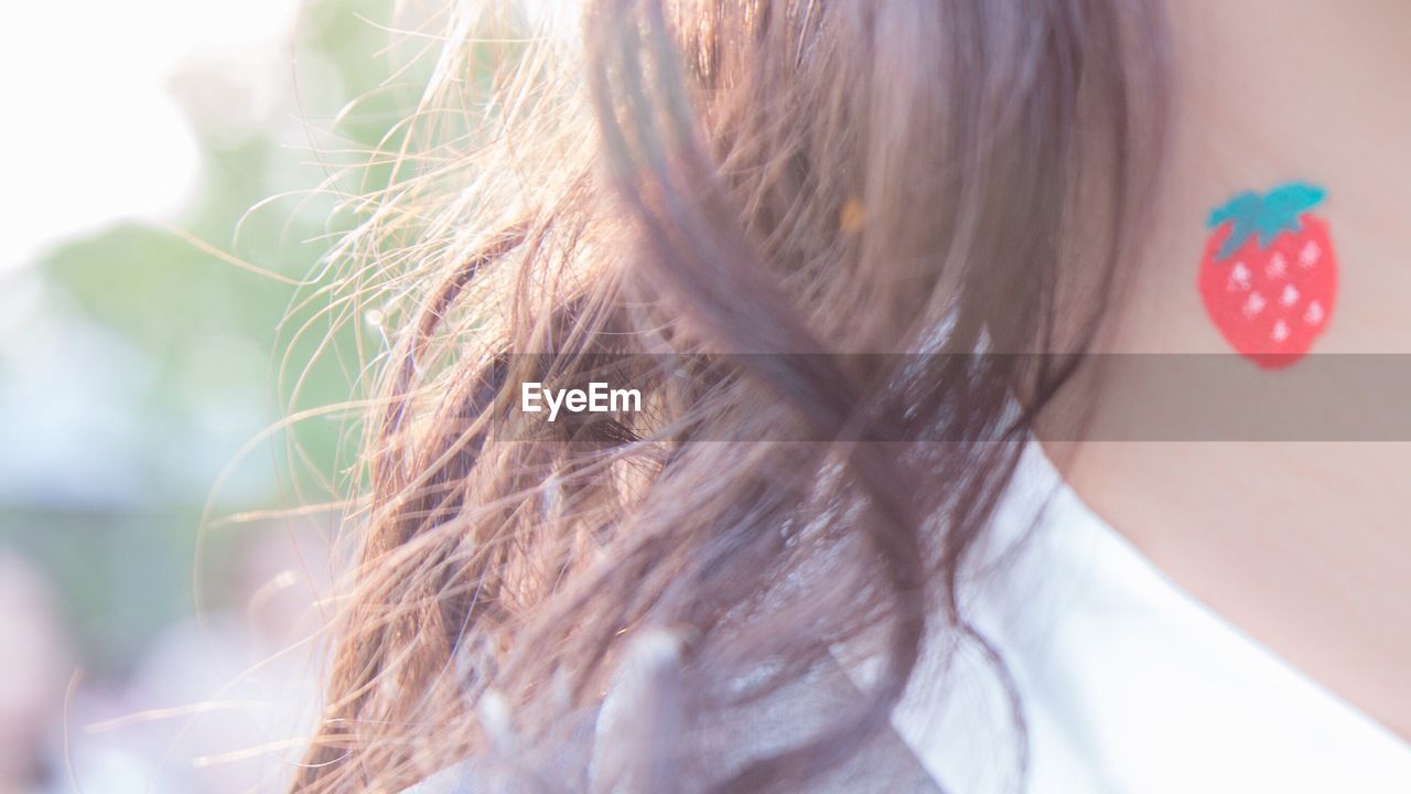 CROPPED IMAGE OF WOMAN HOLDING HAIR