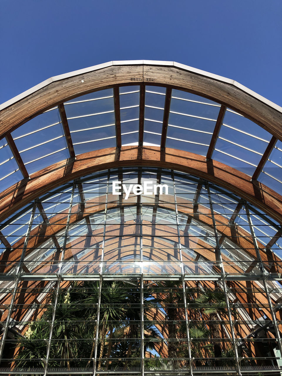 LOW ANGLE VIEW OF GLASS BUILDING AGAINST SKY