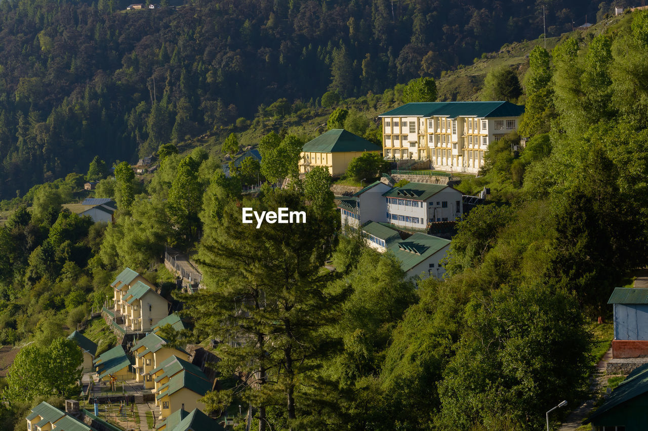 tree, architecture, plant, building exterior, built structure, building, mountain range, house, high angle view, aerial photography, nature, residential district, land, mountain, town, city, no people, scenics - nature, forest, environment, beauty in nature, landscape, green, outdoors, roof, travel destinations, growth, village, day, travel, tourism