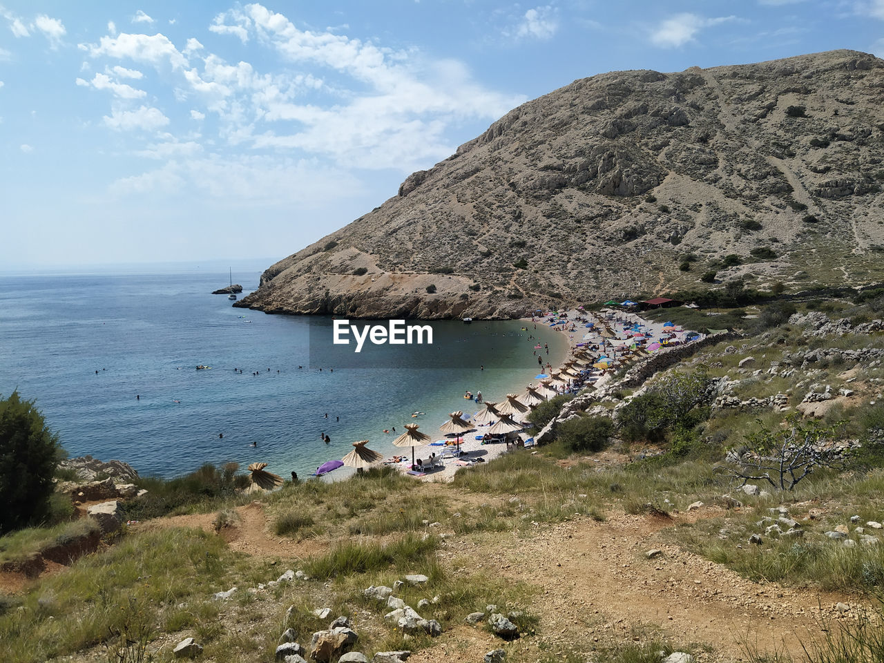 HIGH ANGLE VIEW OF SEA AND MOUNTAINS AGAINST SKY