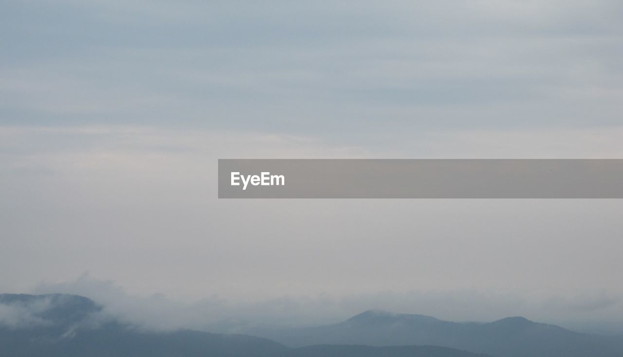 SCENIC VIEW OF SKY AGAINST CLOUDS