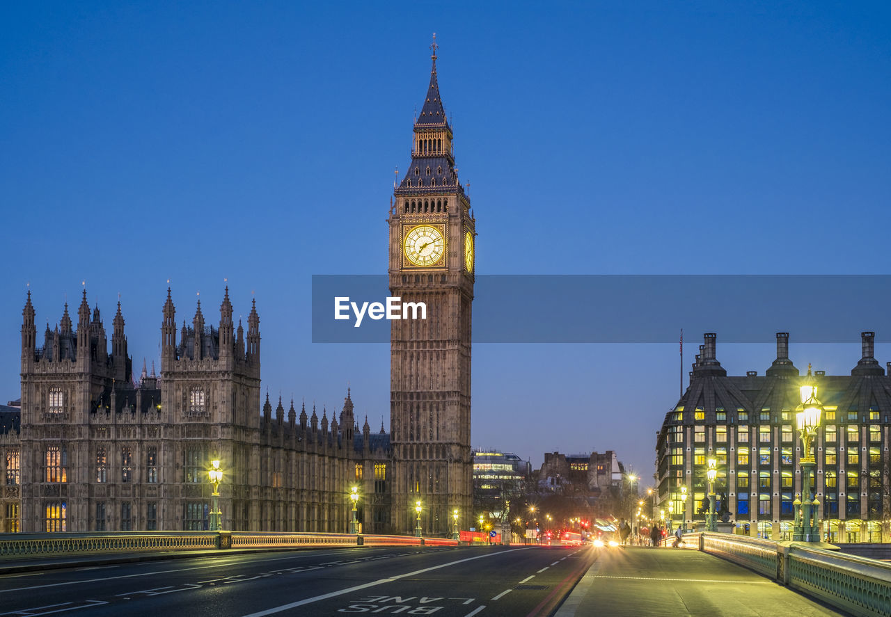 Westminster bridge, palace of westminster and the clock tower of big ben (elizabeth tower), at dawn, london, england, united kingdom