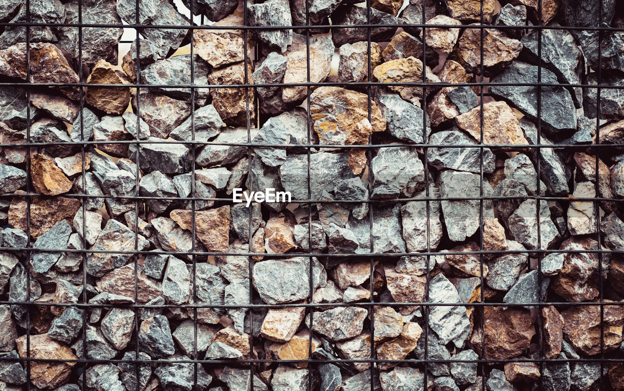 FULL FRAME SHOT OF STONE WALL WITH IVY