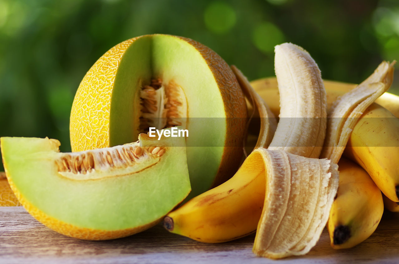 CLOSE-UP OF FRUIT ON TABLE