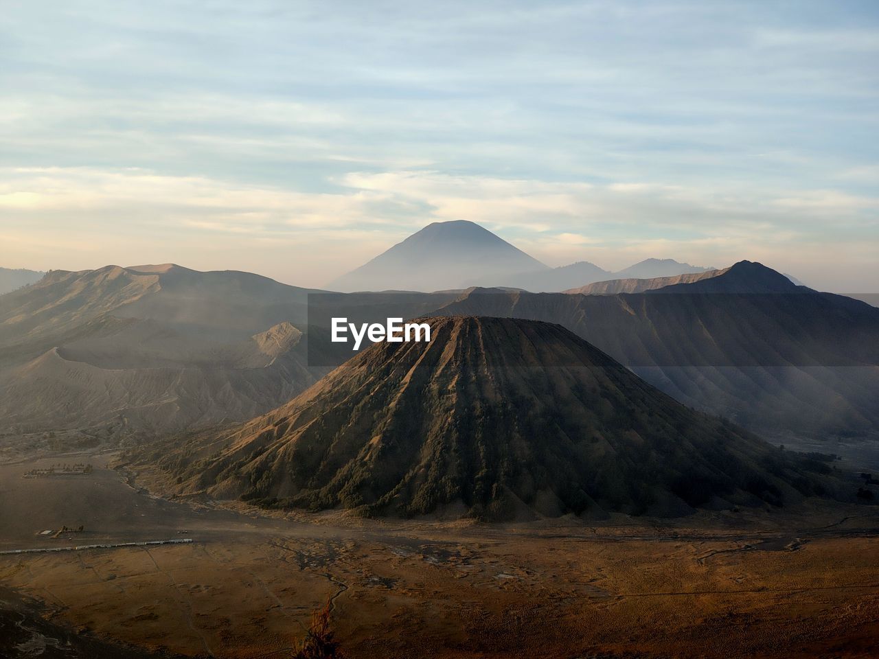 VIEW OF VOLCANIC MOUNTAIN RANGE AGAINST SKY