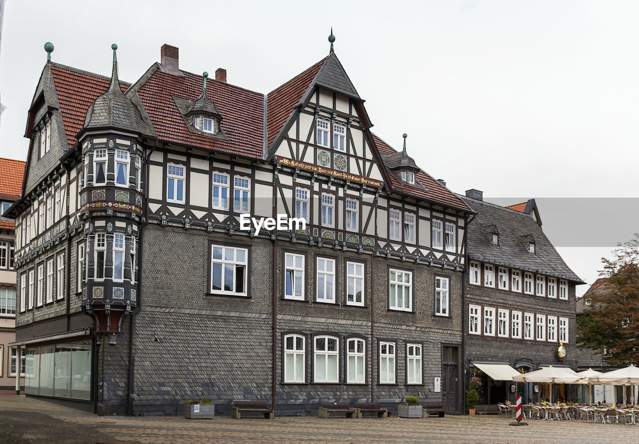 LOW ANGLE VIEW OF OLD BUILDING AGAINST SKY