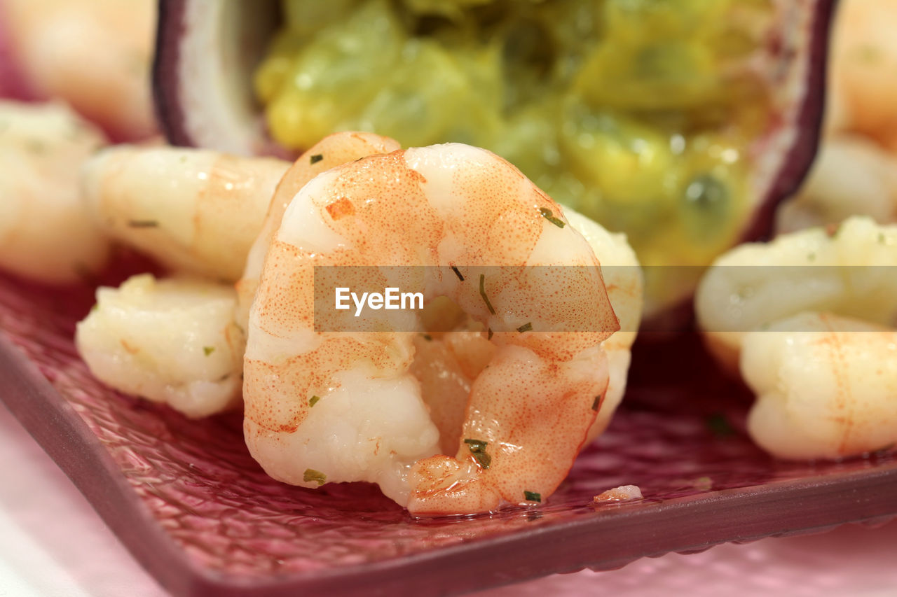 CLOSE-UP OF BURGER IN CONTAINER