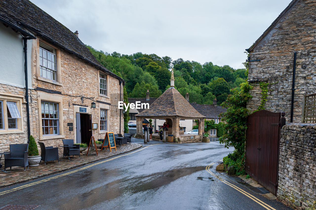 Castle combe, quaint village with well preserved masonry houses in cotswolds. england, uk