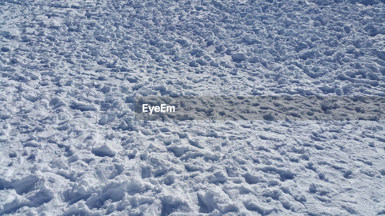 FULL FRAME SHOT OF SNOW COVERED FIELD
