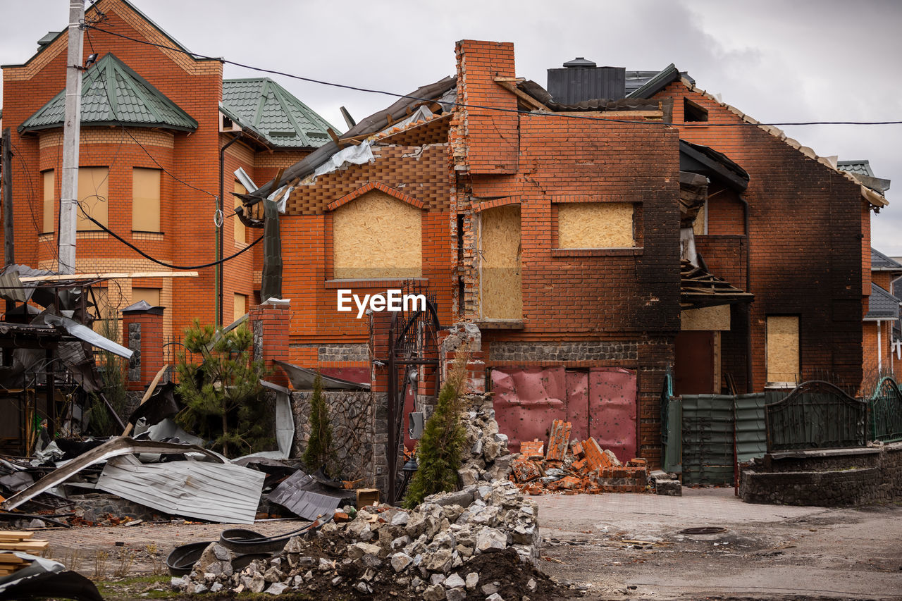 architecture, building exterior, built structure, building, house, residential area, urban area, town, residential district, neighbourhood, home, demolition, suburb, nature, city, no people, sky, cloud, village, roof, outdoors, old, day, window, street, history, tree