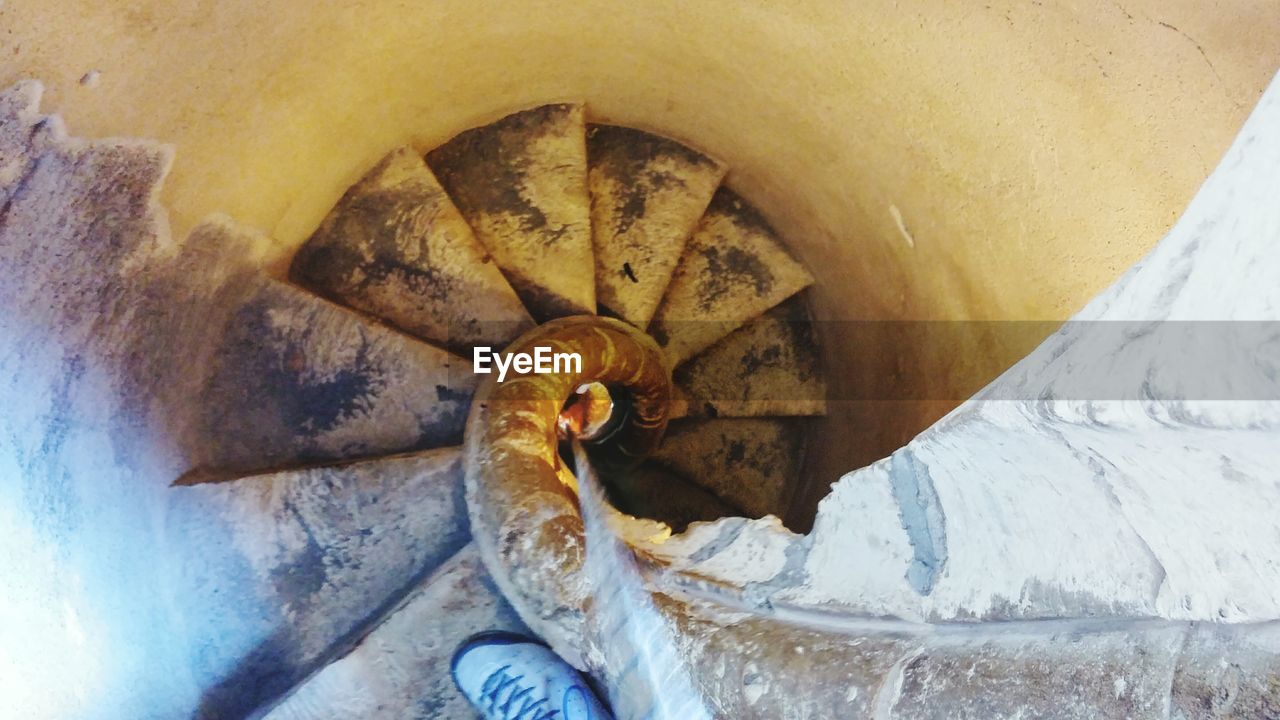 HIGH ANGLE VIEW OF SPIRAL STAIRCASE IN BUILDING