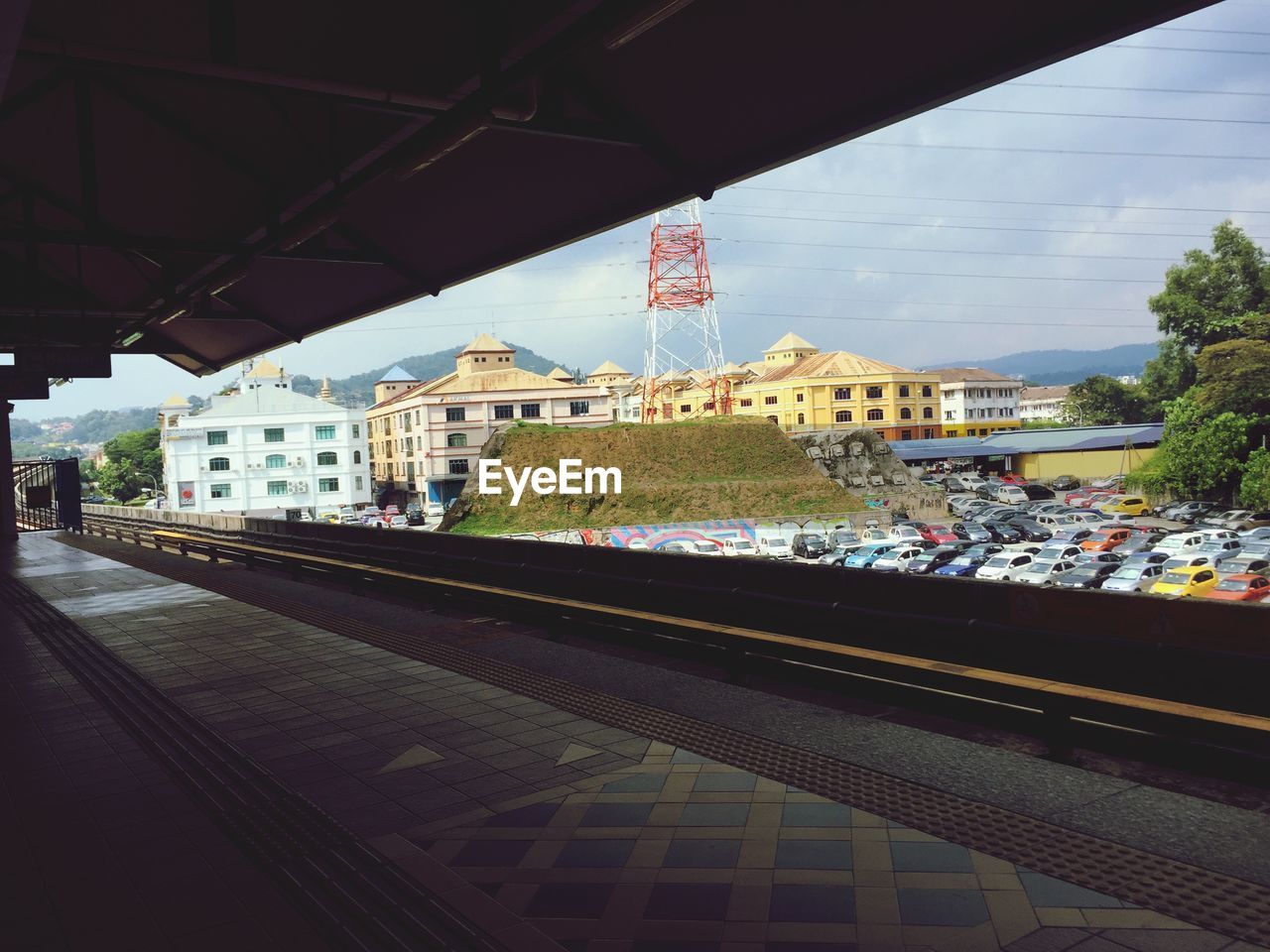 VIEW OF RAILROAD TRACKS