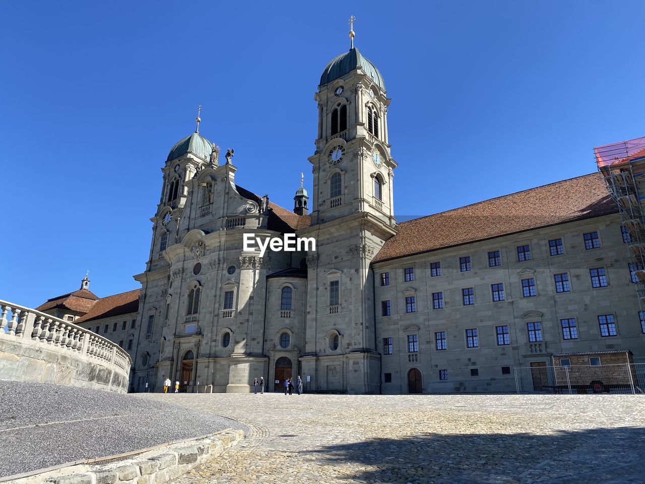 HISTORIC BUILDING AGAINST CLEAR BLUE SKY IN CITY