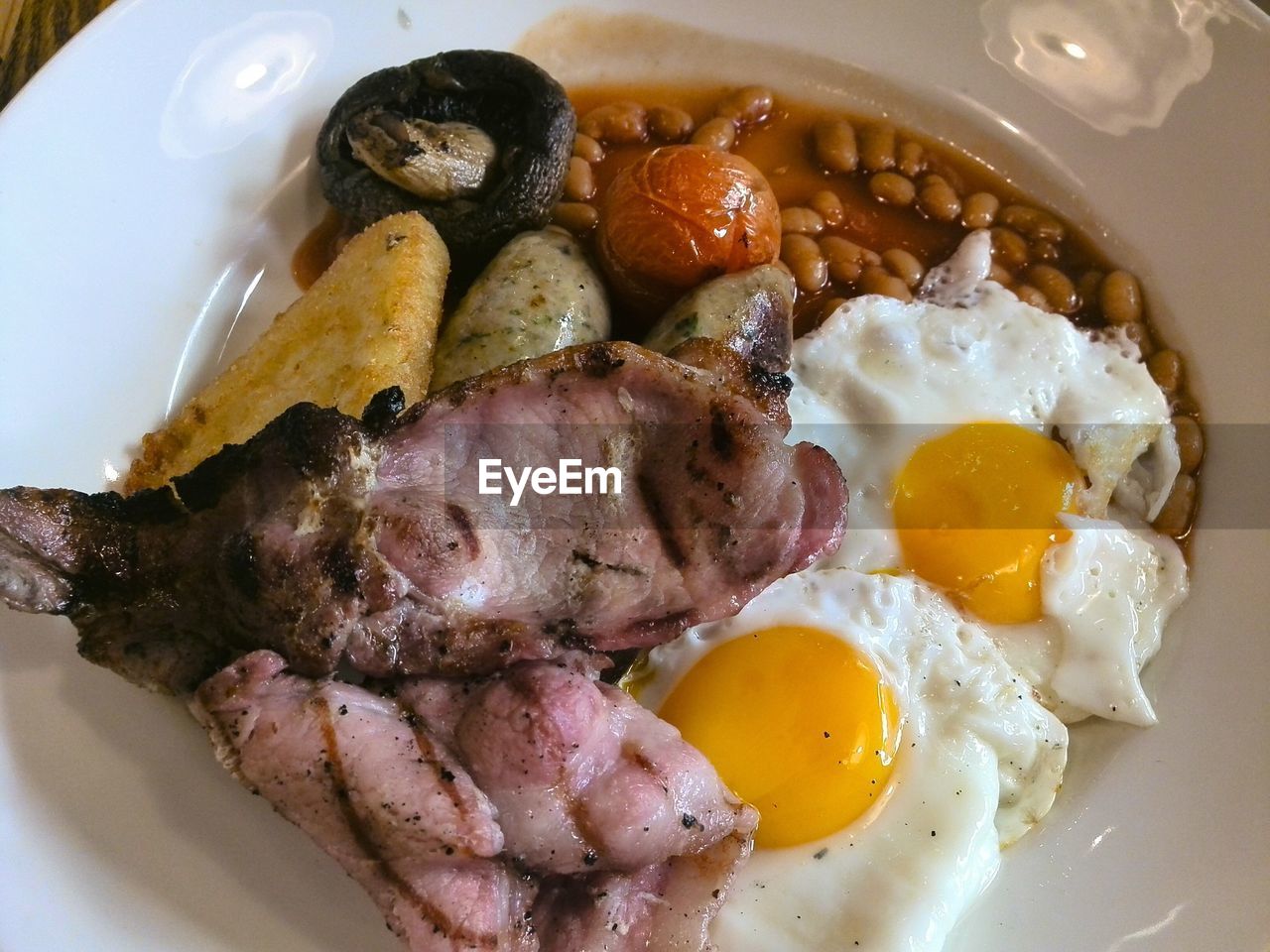 HIGH ANGLE VIEW OF BREAKFAST ON PLATE