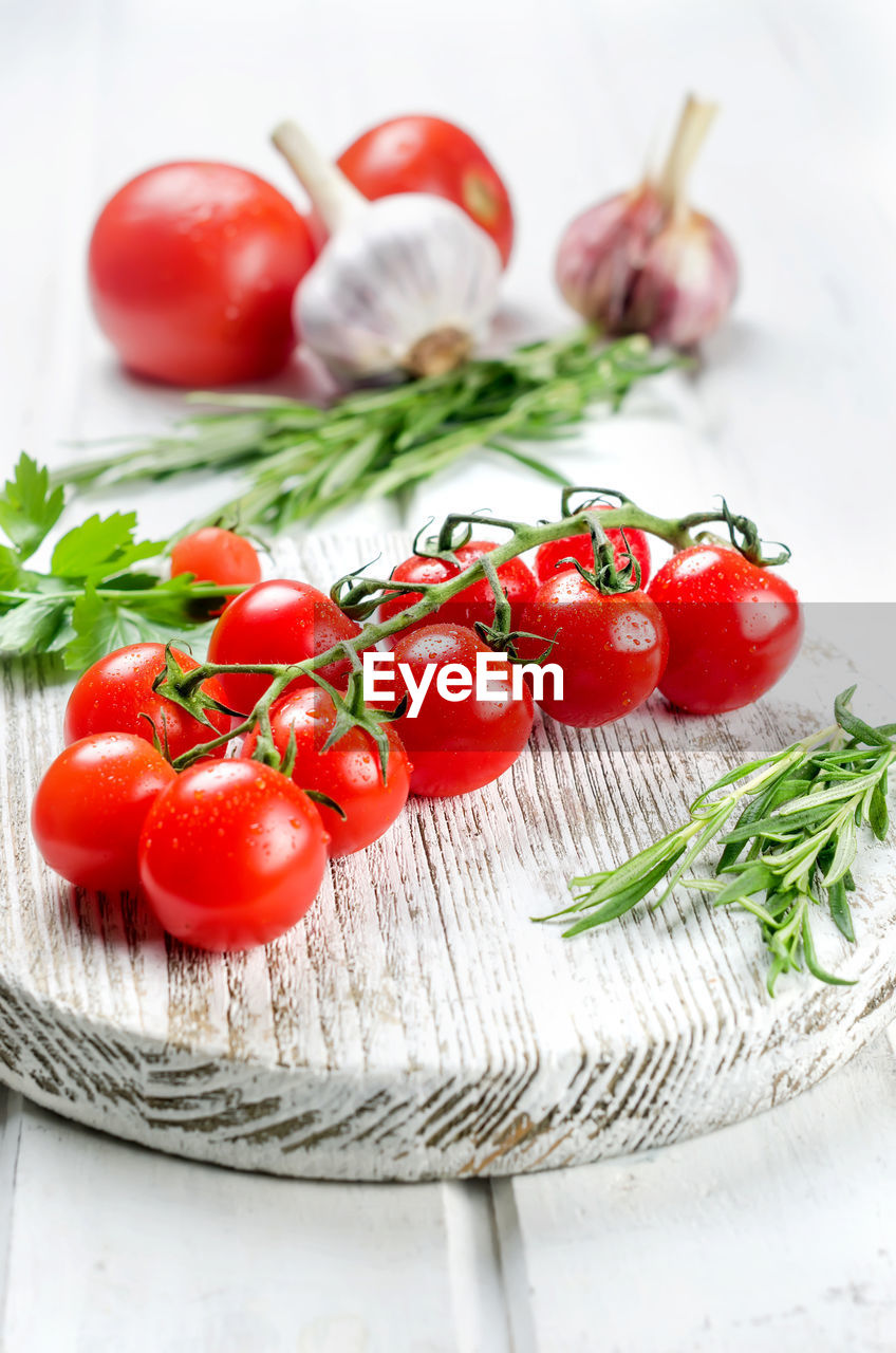 CLOSE-UP OF CHERRIES IN BOWL