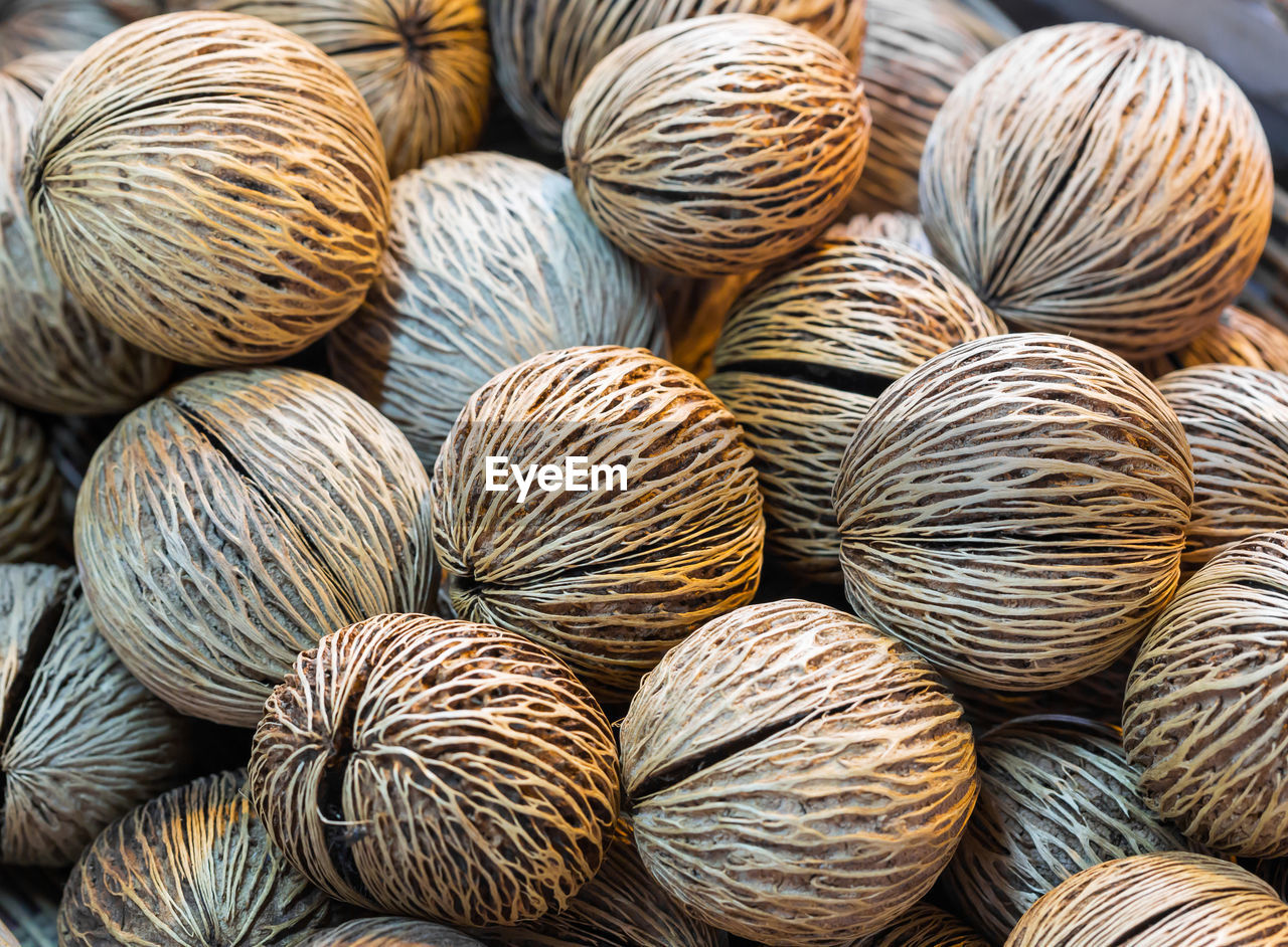 FULL FRAME SHOT OF ONIONS FOR SALE AT MARKET