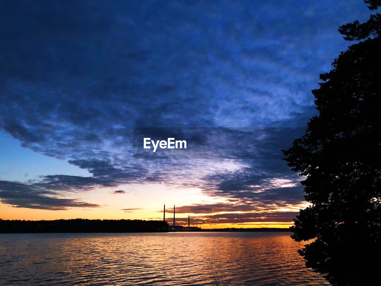 SCENIC VIEW OF SEA AGAINST ORANGE SKY