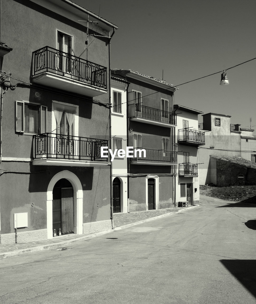 STREET AGAINST BUILDINGS IN CITY
