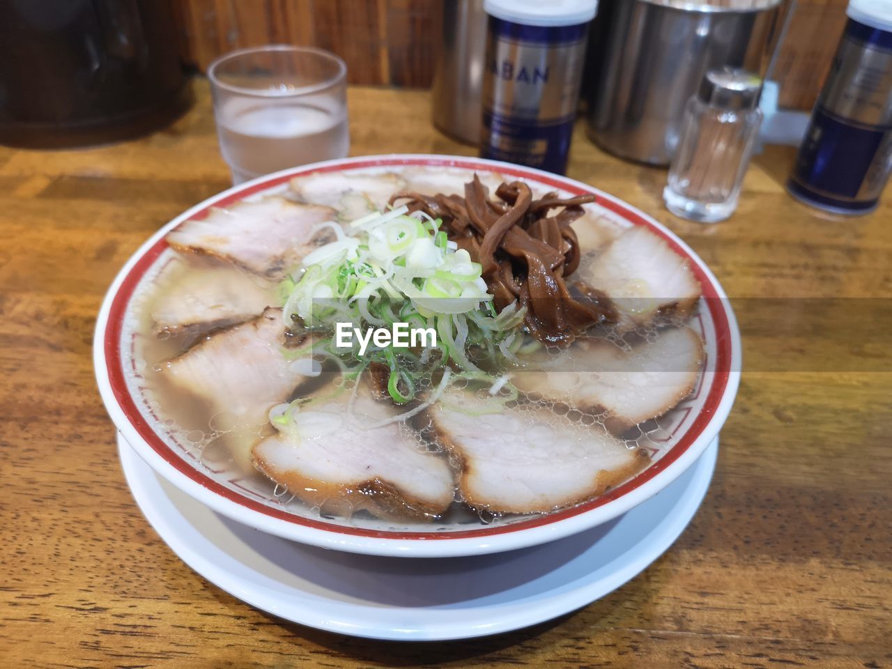 HIGH ANGLE VIEW OF FOOD IN BOWL