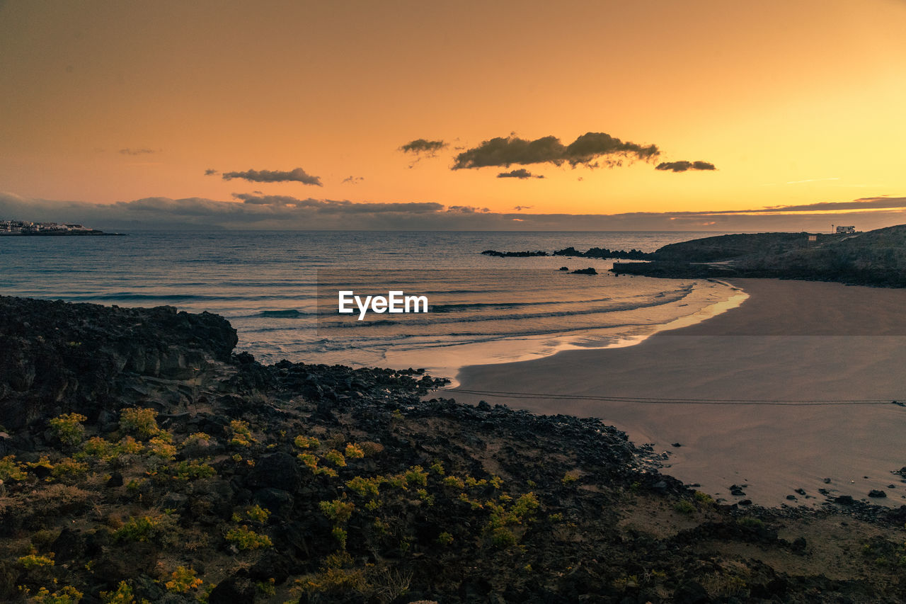 Sunset beach landscape. beautiful holiday panorama ocean and sun backdrop. orange light of sunrise 