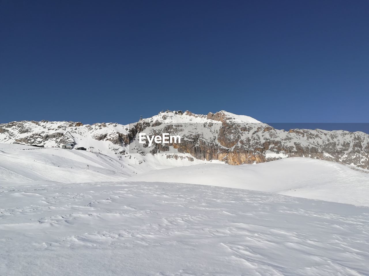 SCENIC VIEW OF SNOW COVERED MOUNTAIN AGAINST SKY