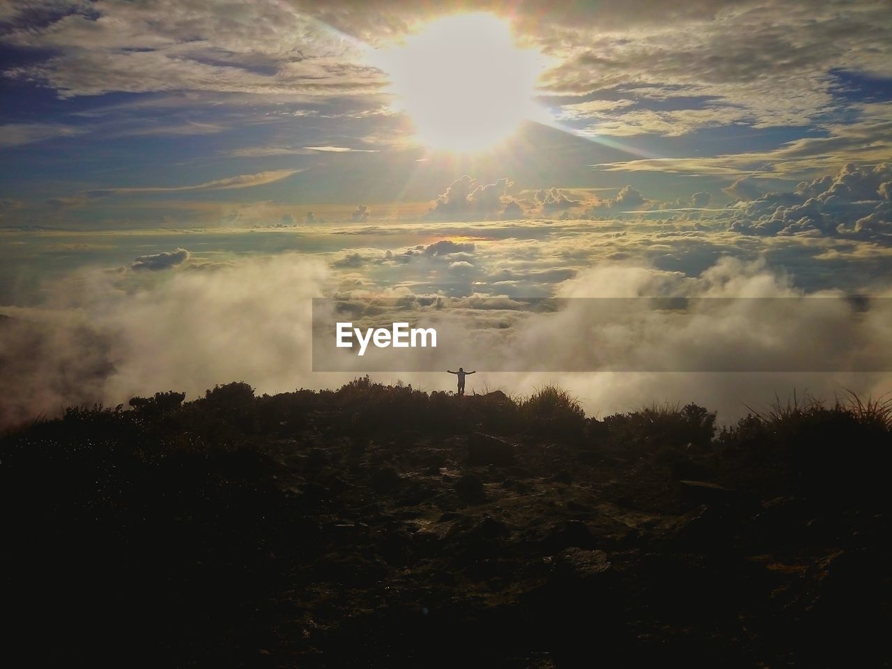 SCENIC VIEW OF SILHOUETTE MOUNTAINS AGAINST SKY