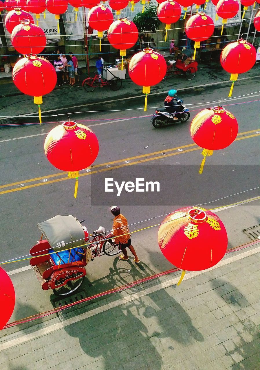 RED BALLOON ON STREET