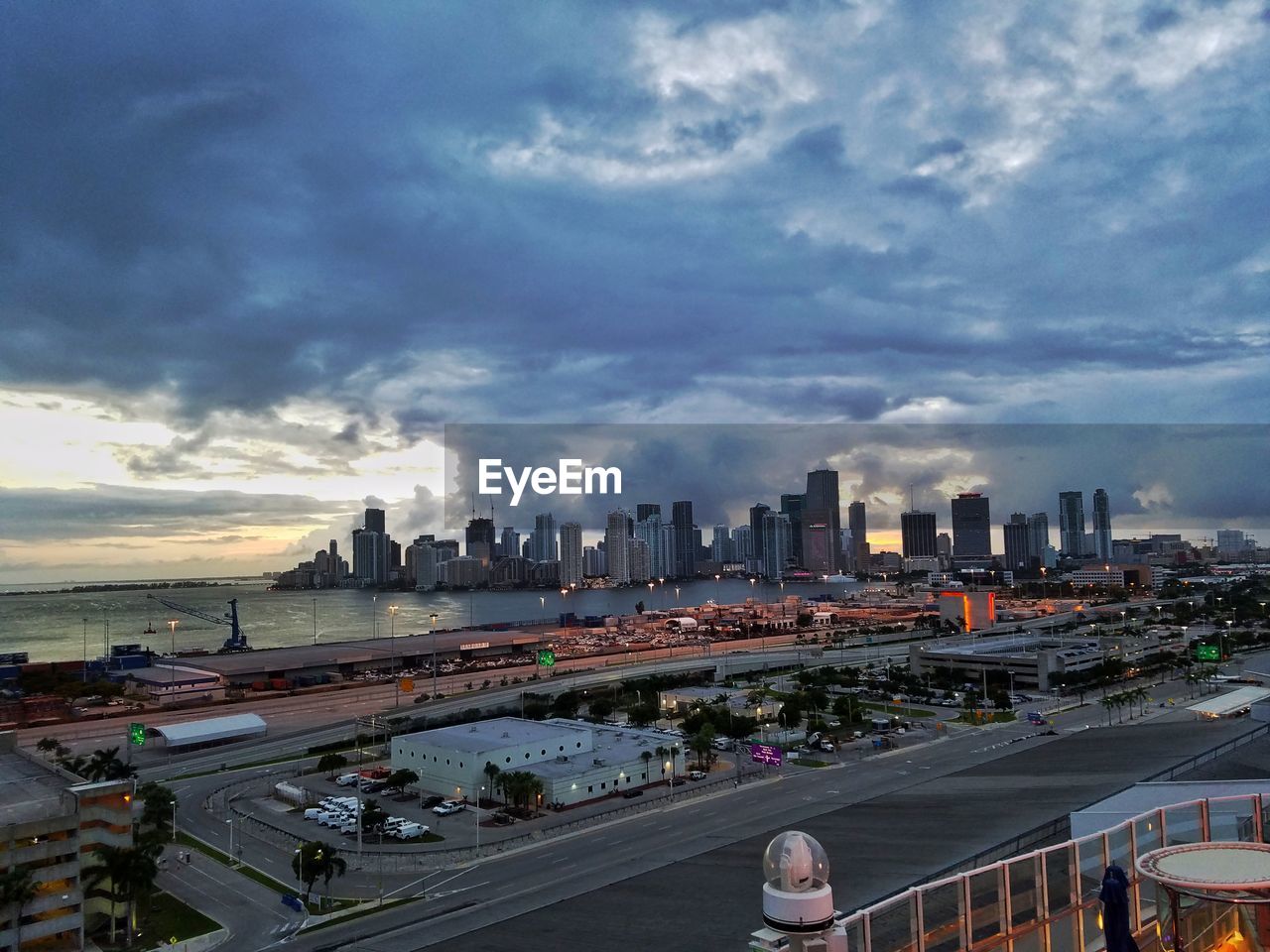 HIGH ANGLE VIEW OF CITY AT WATERFRONT