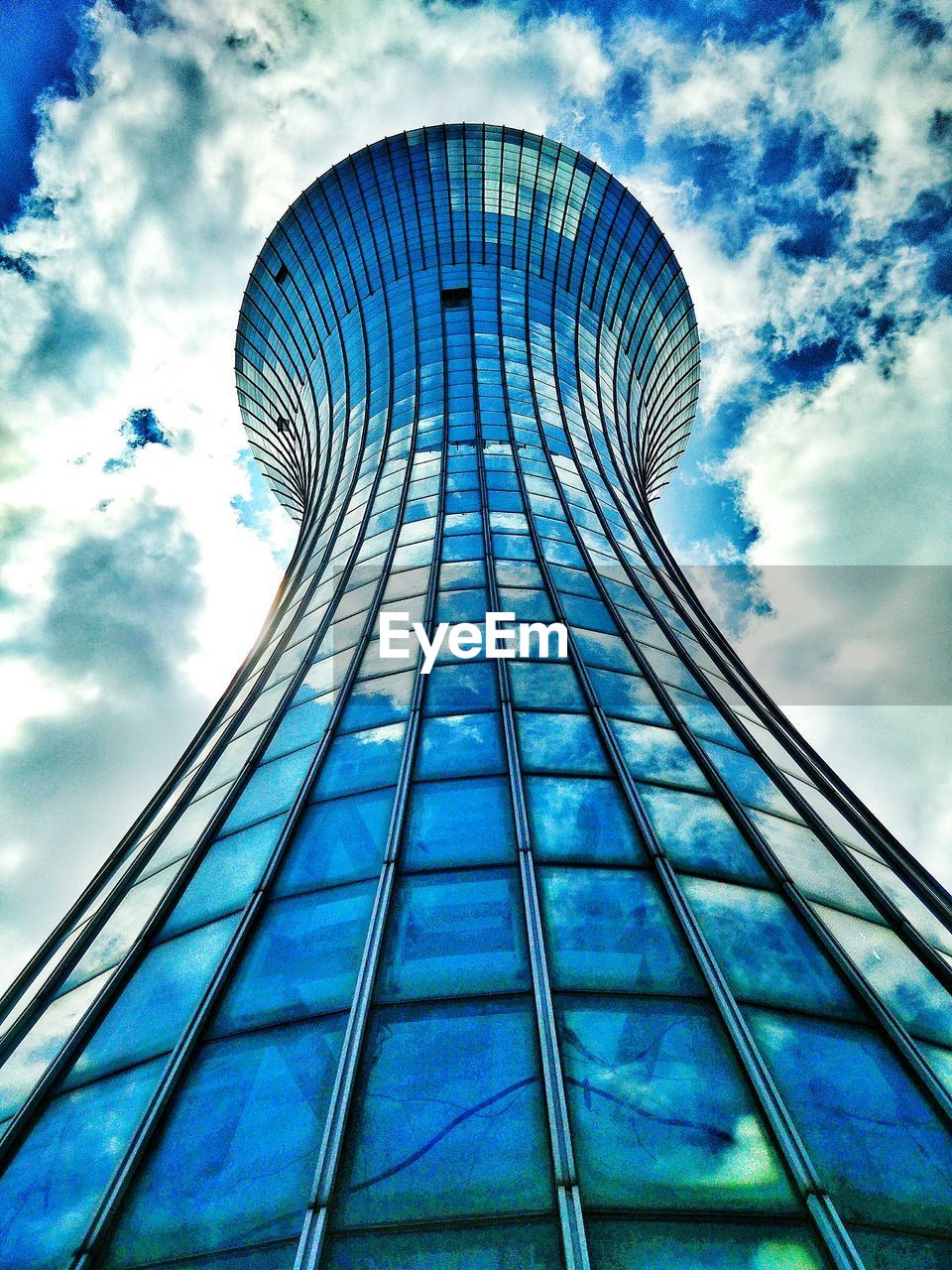 LOW ANGLE VIEW OF MODERN BUILDINGS AGAINST CLOUDY SKY