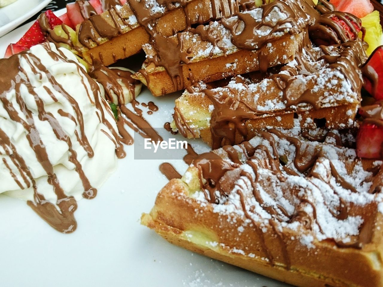 CLOSE-UP OF CAKE ON PLATE