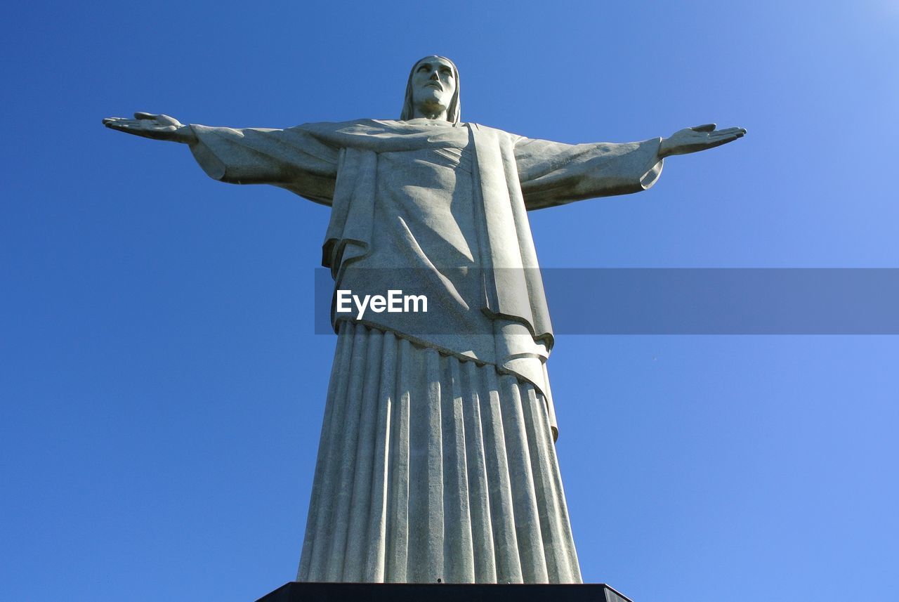 LOW ANGLE VIEW OF STATUE AGAINST SKY