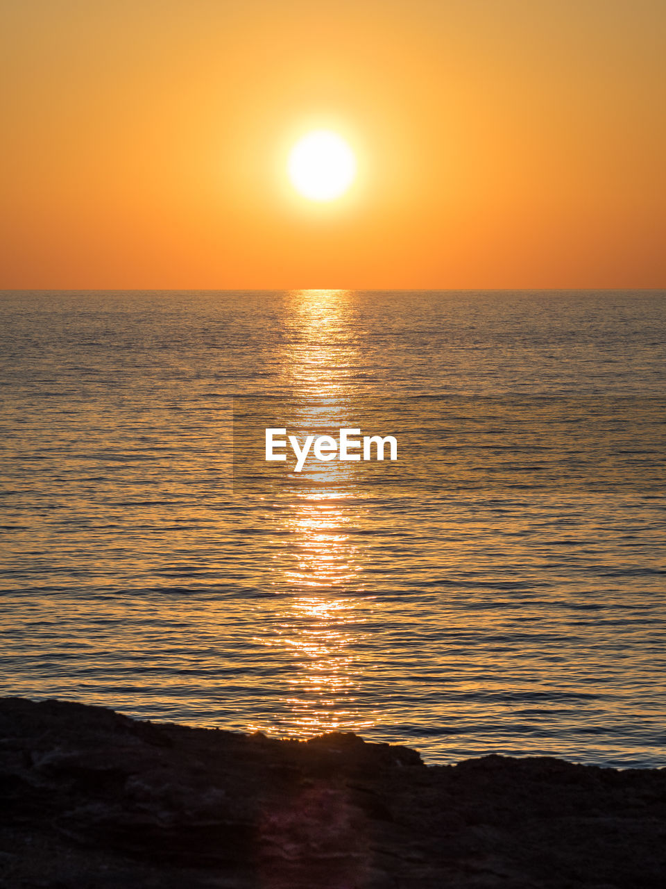 SCENIC VIEW OF SEA AGAINST SKY AT SUNSET