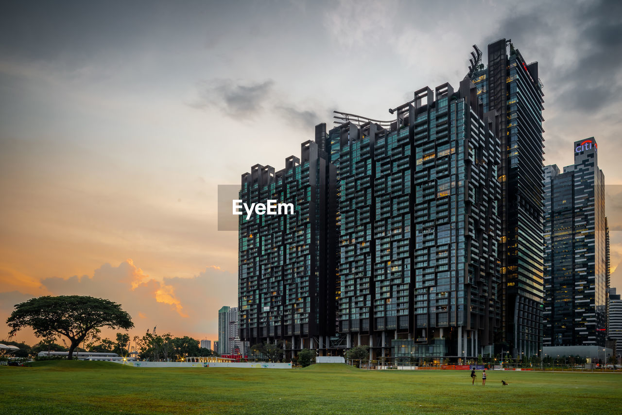 LOW ANGLE VIEW OF BUILDINGS IN CITY AGAINST SKY
