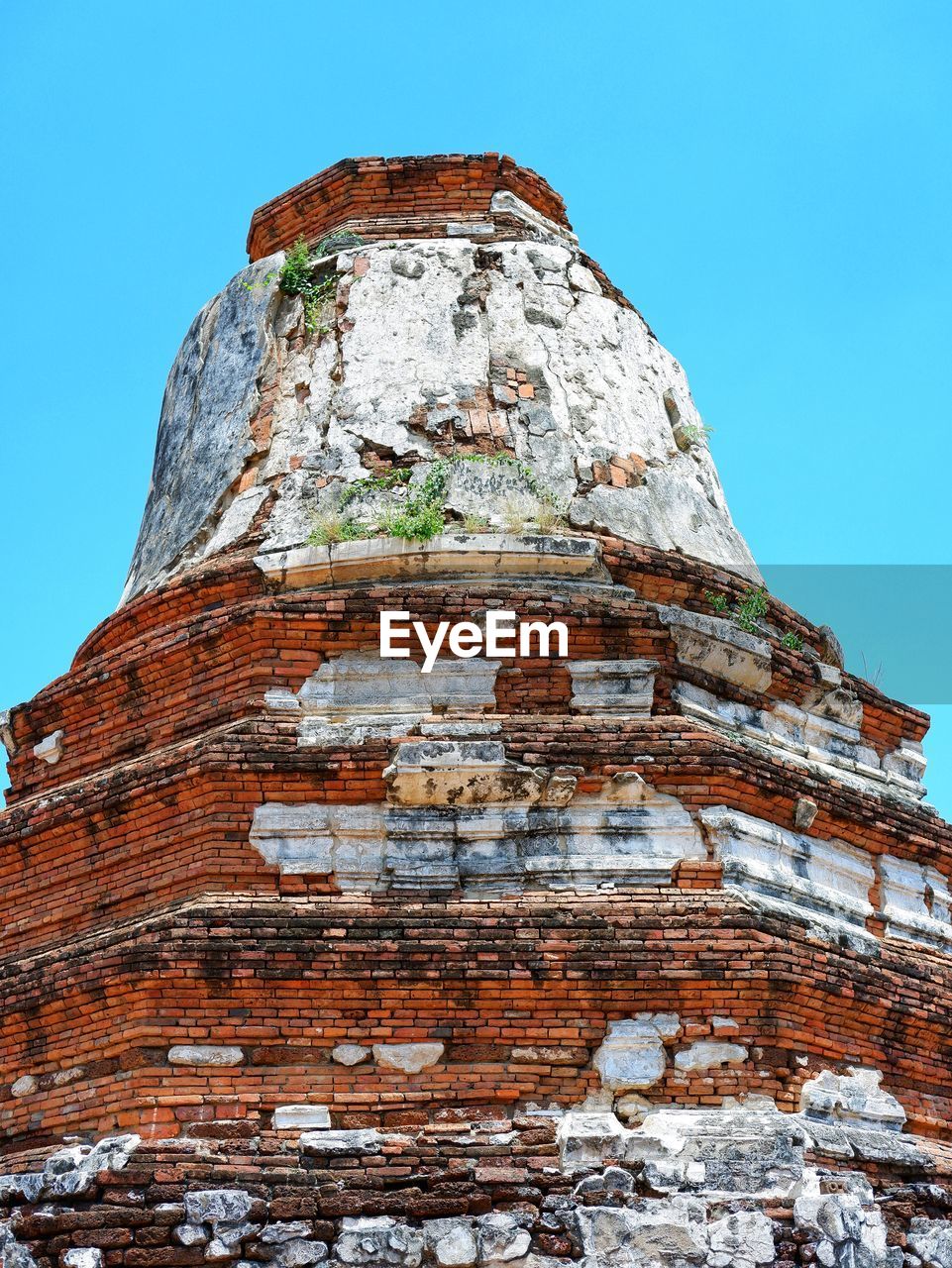 LOW ANGLE VIEW OF OLD RUINS AGAINST SKY