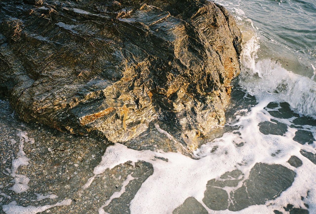 HIGH ANGLE VIEW OF SEA WAVES