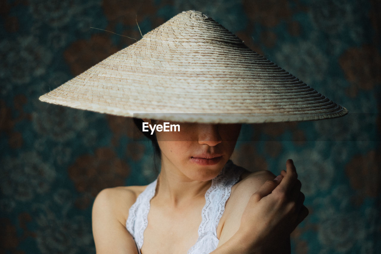 CLOSE-UP PORTRAIT OF YOUNG WOMAN