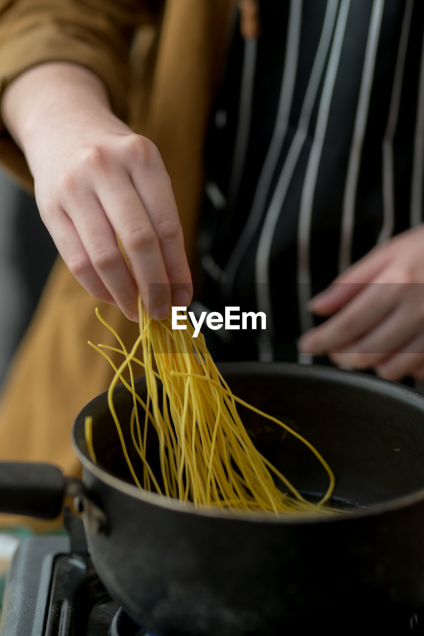 CLOSE-UP OF PERSON HOLDING FOOD