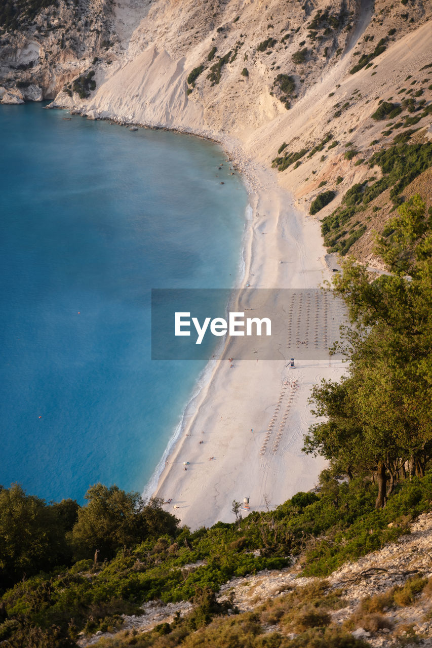 HIGH ANGLE VIEW OF BEACH AGAINST MOUNTAIN