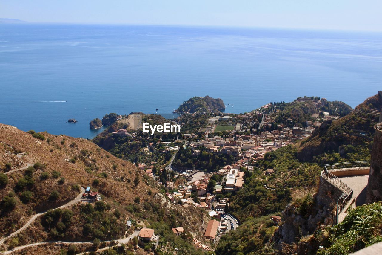 HIGH ANGLE VIEW OF TOWN BY SEA
