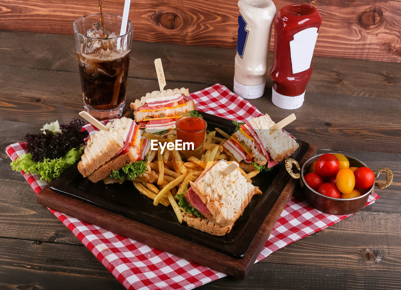 HIGH ANGLE VIEW OF FOOD SERVED IN PLATE ON TABLE