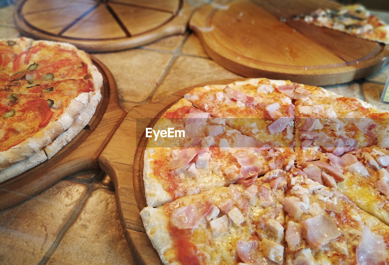 CLOSE-UP OF PIZZA ON TABLE