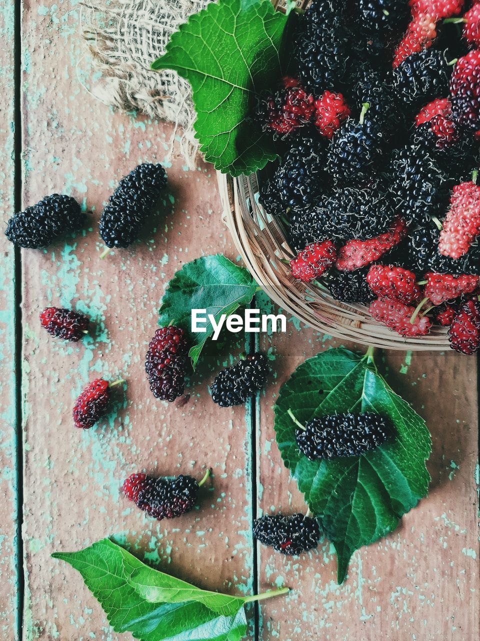 HIGH ANGLE VIEW OF FRUITS IN PLATE