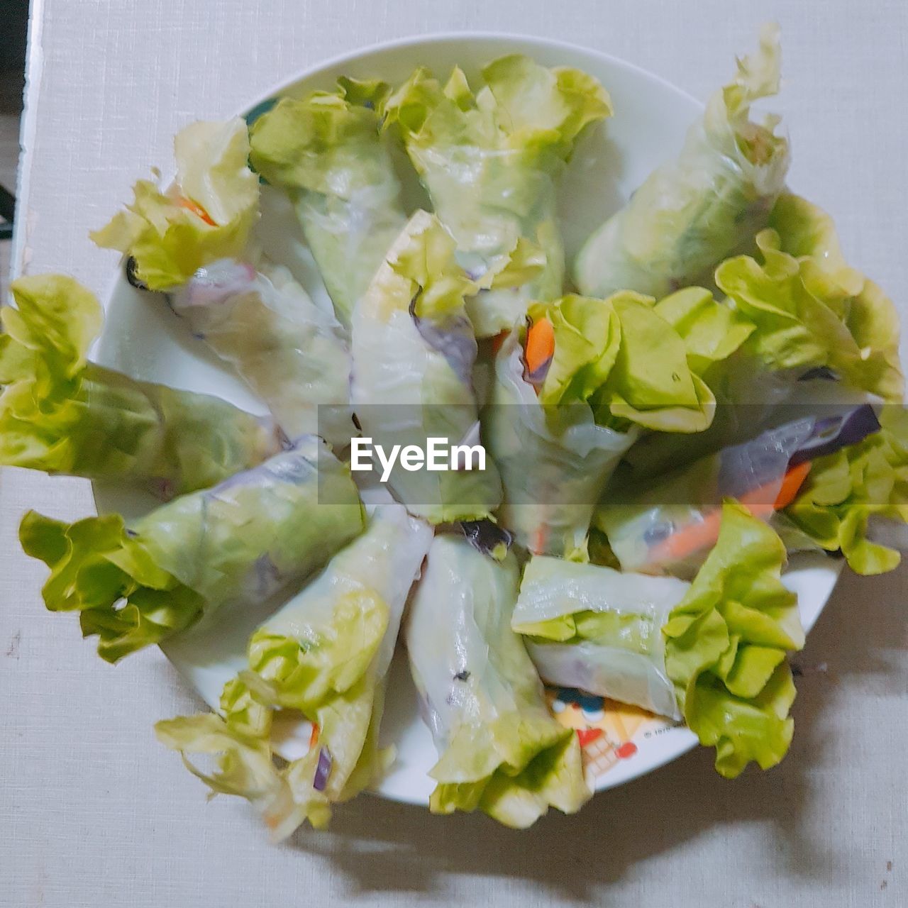 HIGH ANGLE VIEW OF VEGETABLES IN PLATE