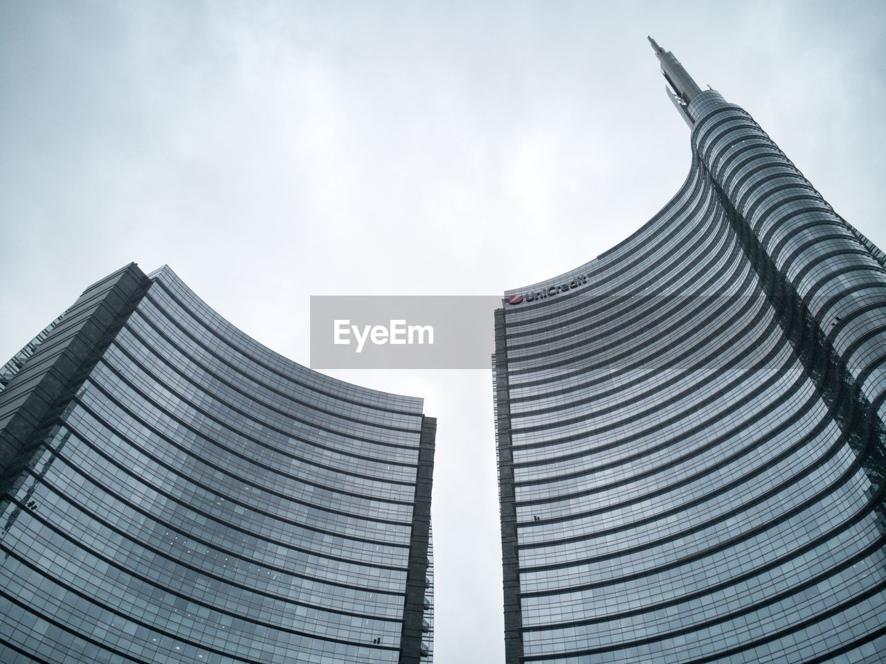 LOW ANGLE VIEW OF BUILDINGS IN CITY AGAINST SKY