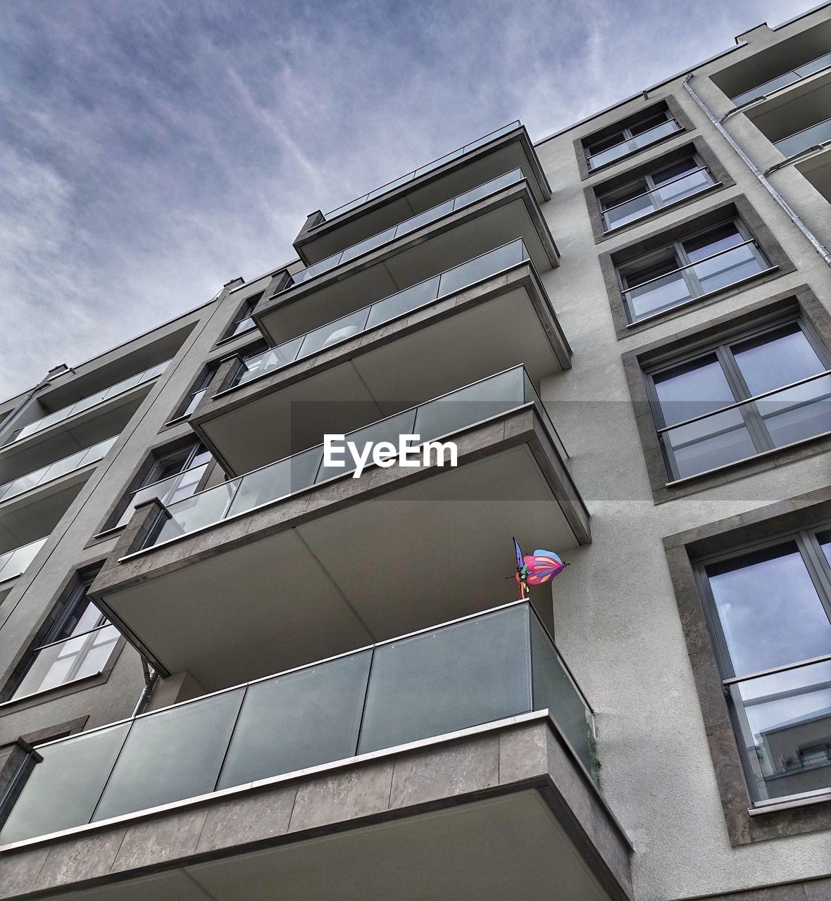 LOW ANGLE VIEW OF BUILDING IN CITY AGAINST SKY